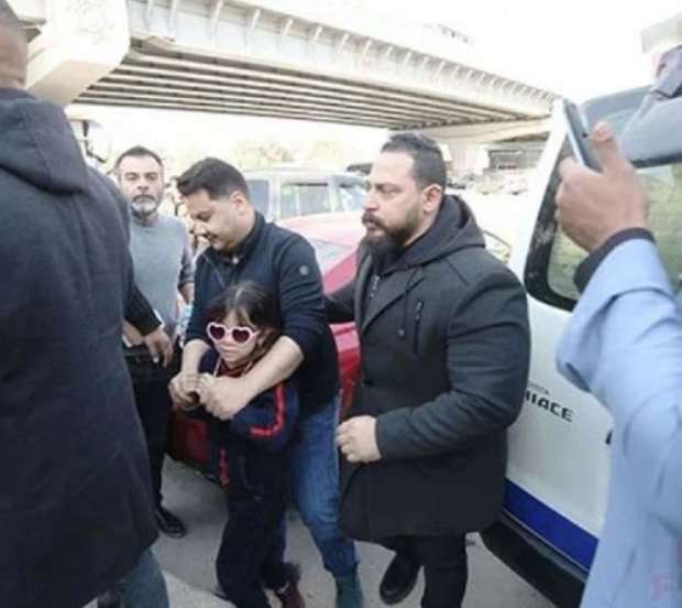 تعاطف الجمهور مع صغيرة حلمي بكر... ظهرت مع شقيقها لتلقي نظرة الوداع على والدها